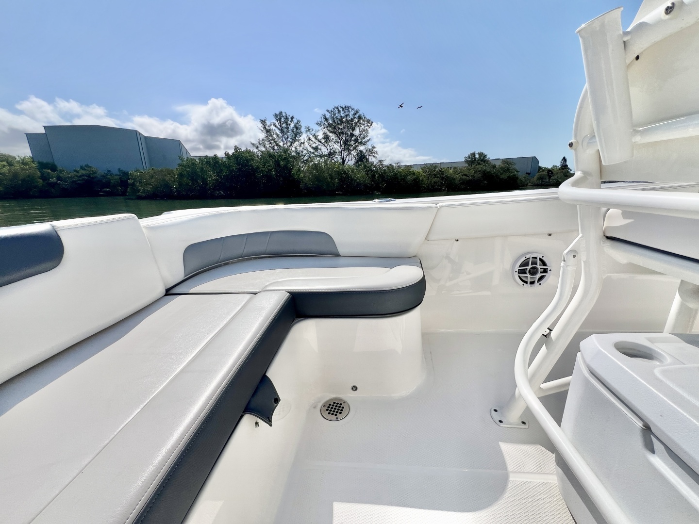 2021 Robalo R242 Explorer - Image 14
