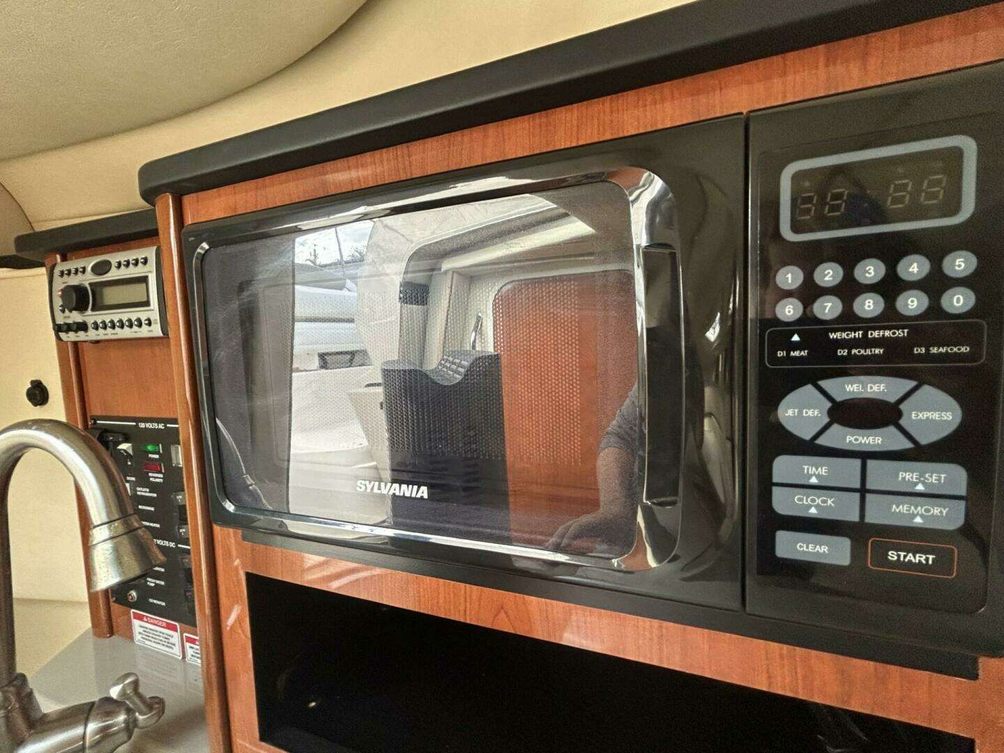 2007 Sea Ray 240 Sundancer - Image 11