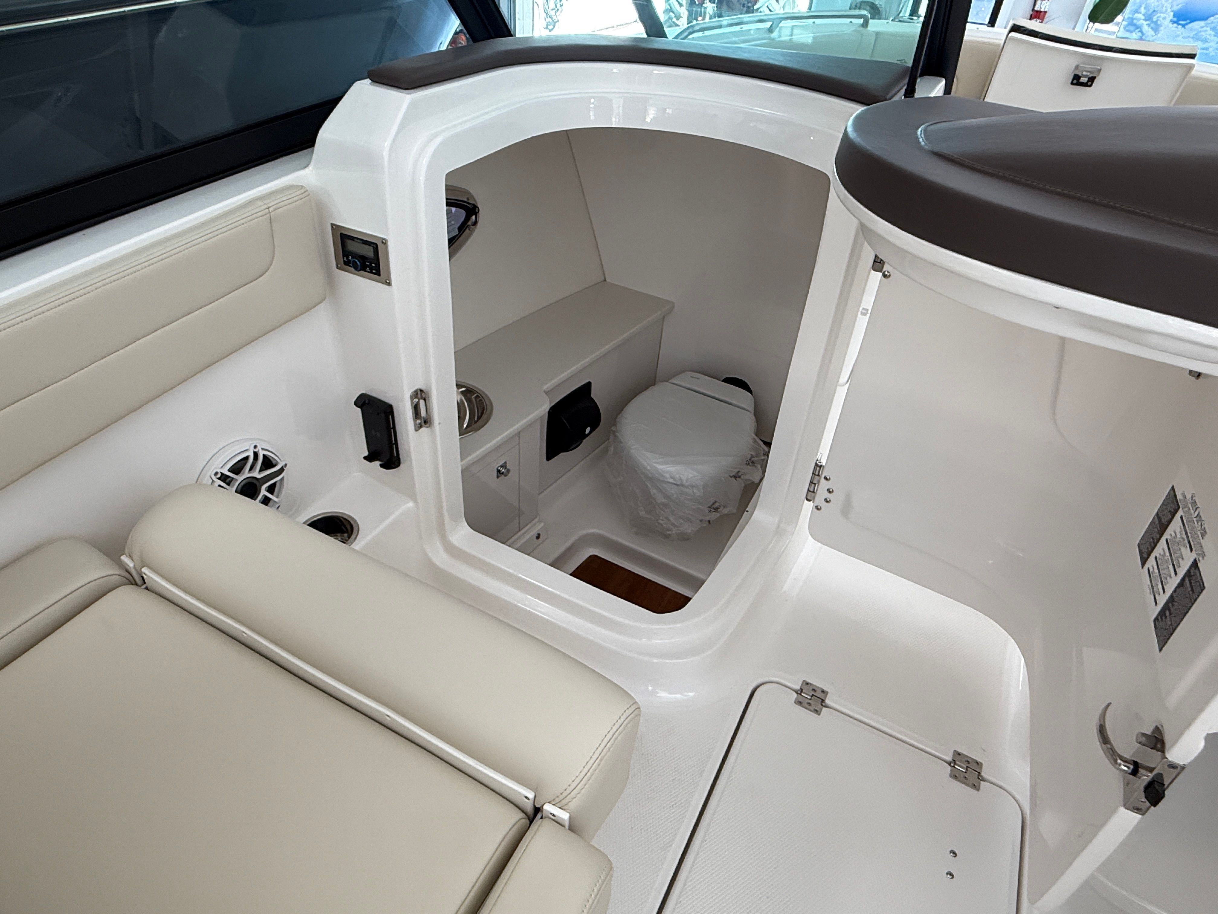 2026 Robalo 257 Dual Console - 10