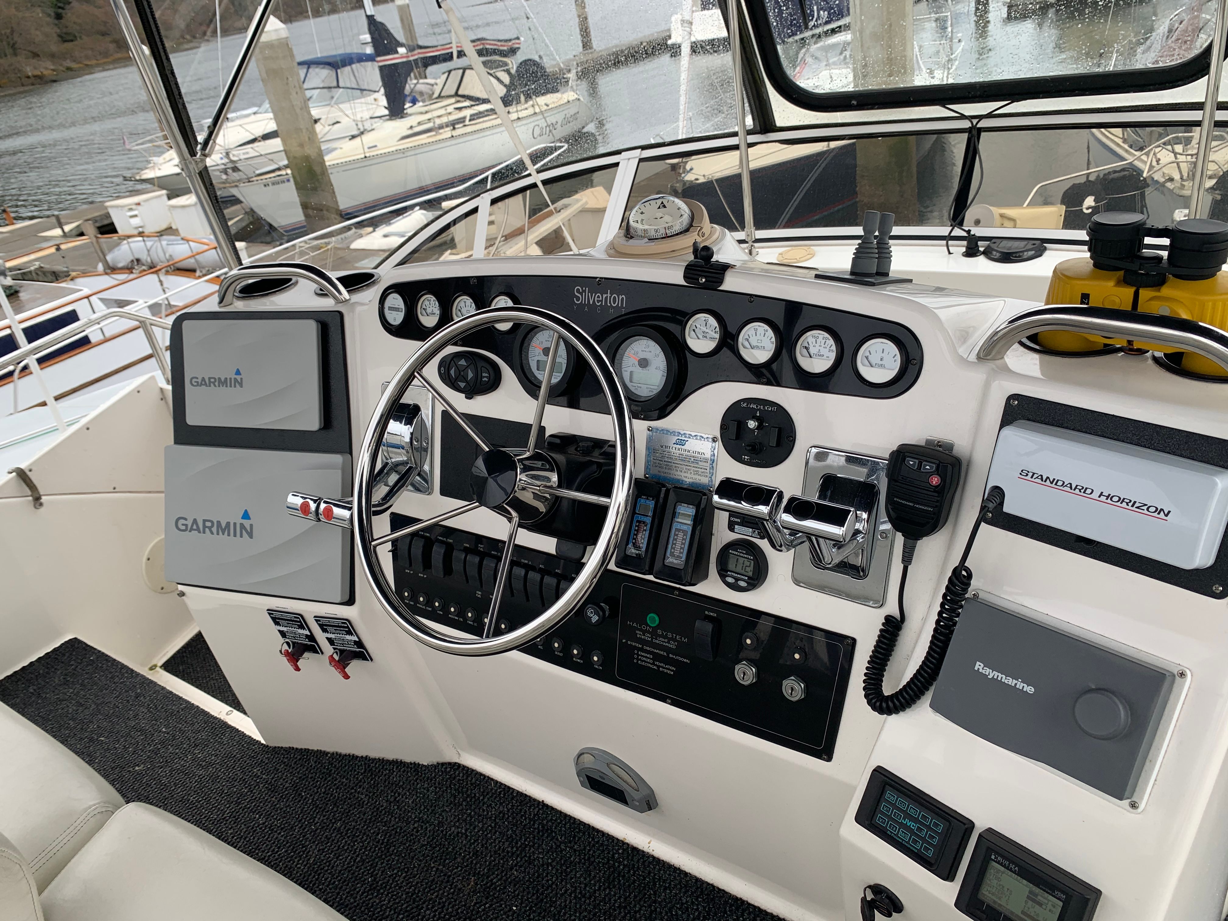 1998 Silverton 372/392 yacht helm with Garmin and Raymarine equipment.