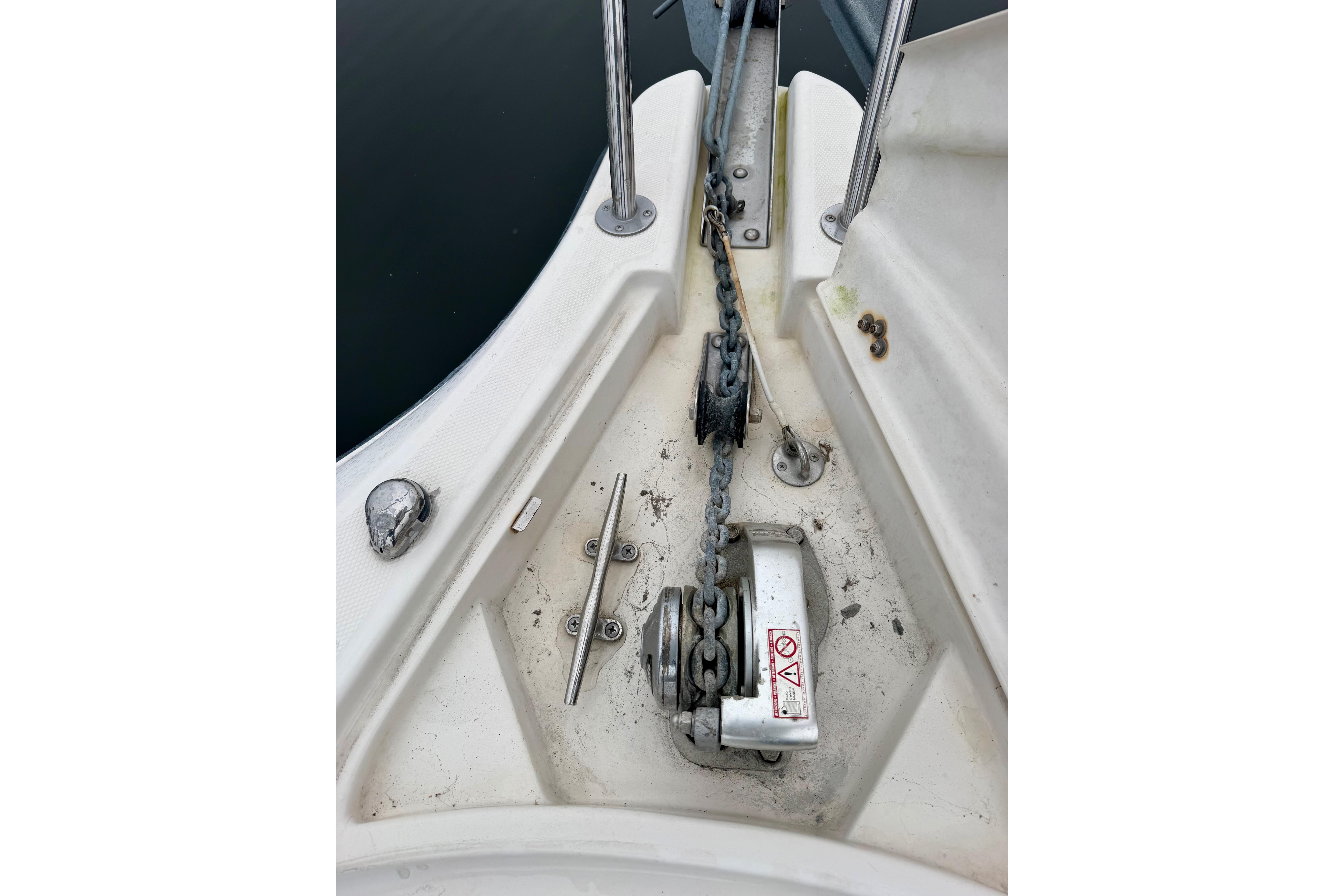 2006 Seaswirl Striper 2901 Walkaround O/B anchor chain and winch detail.