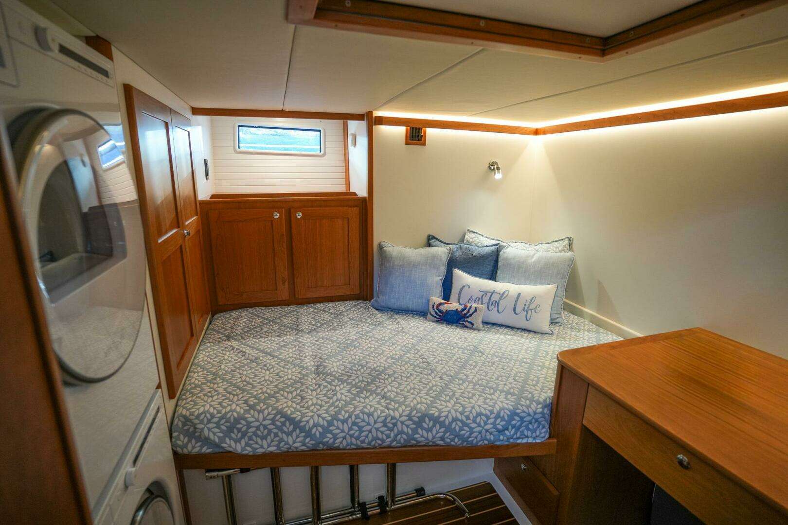 2027 Sabre 51 Salon Express - Image 30
