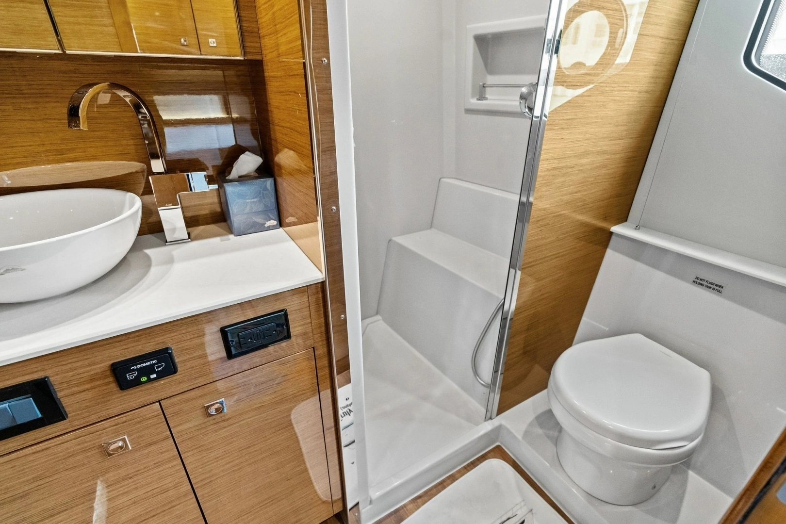 2019 Cruisers Yachts 42 Cantius - Image 36