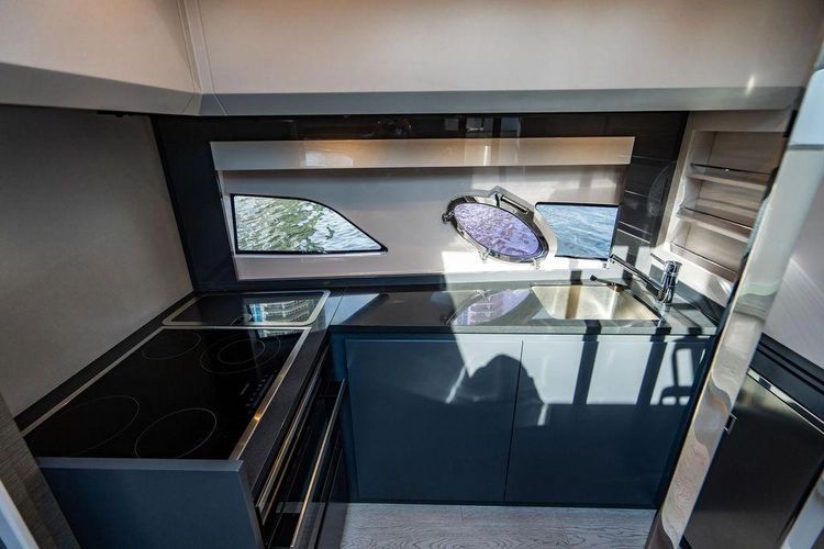 2018 Pershing 5x - Image 34