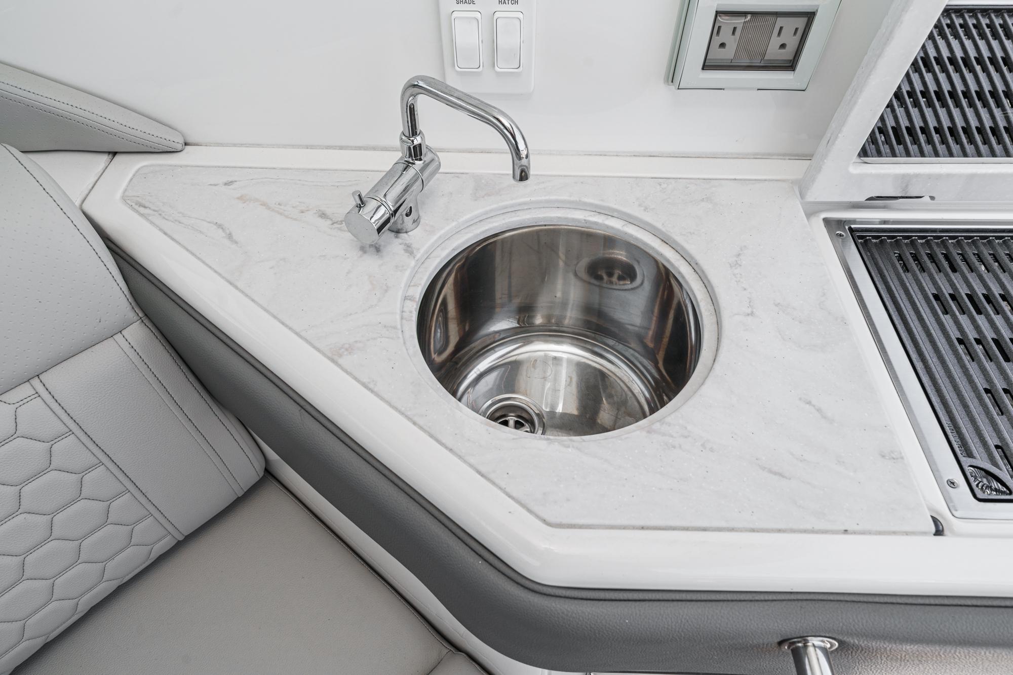 2024 Sea Ray Sundancer 320 Outboard - 35