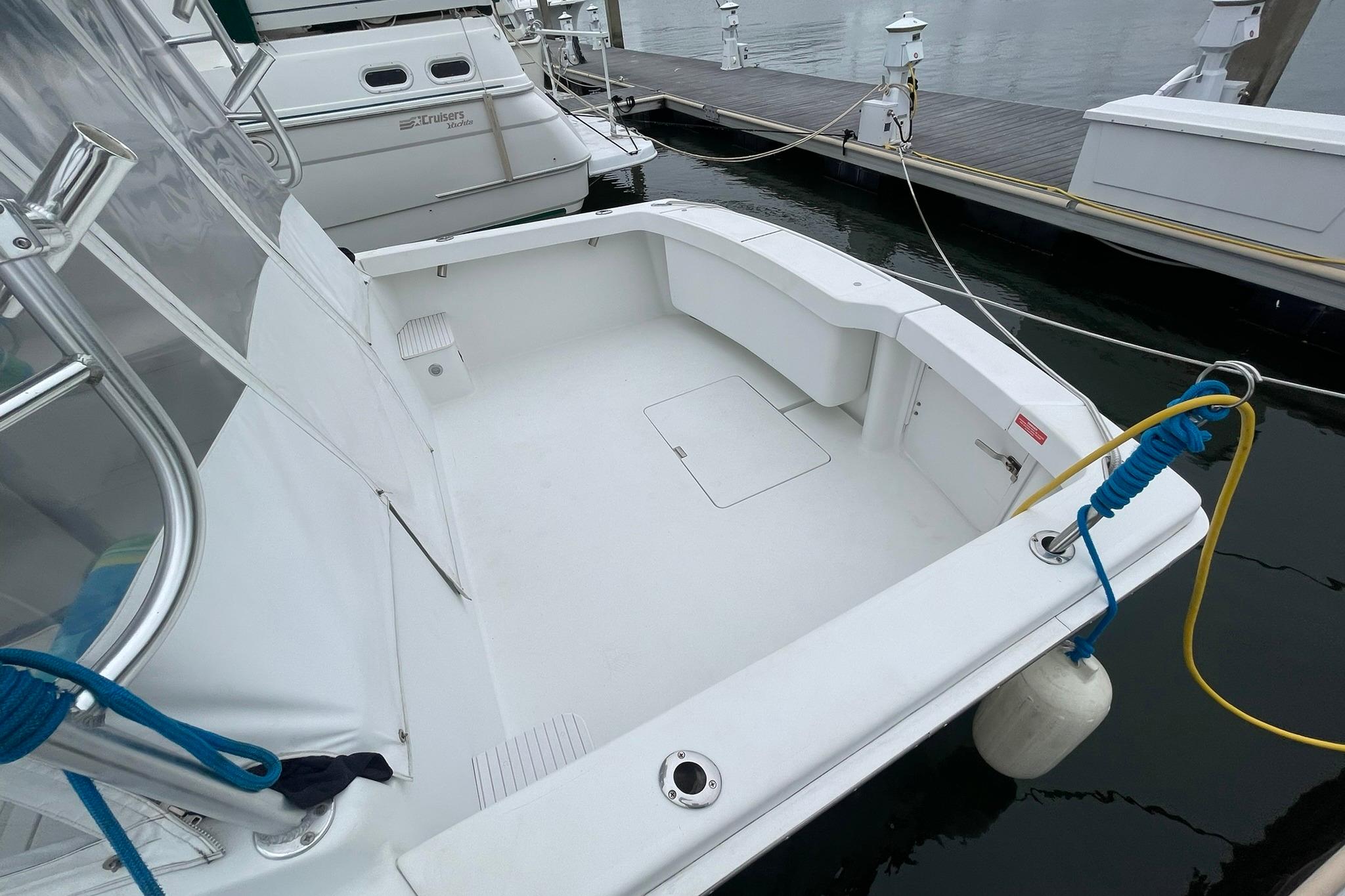 AFT COCKPIT OVERVIEW W/TRANSOM FISH BOX