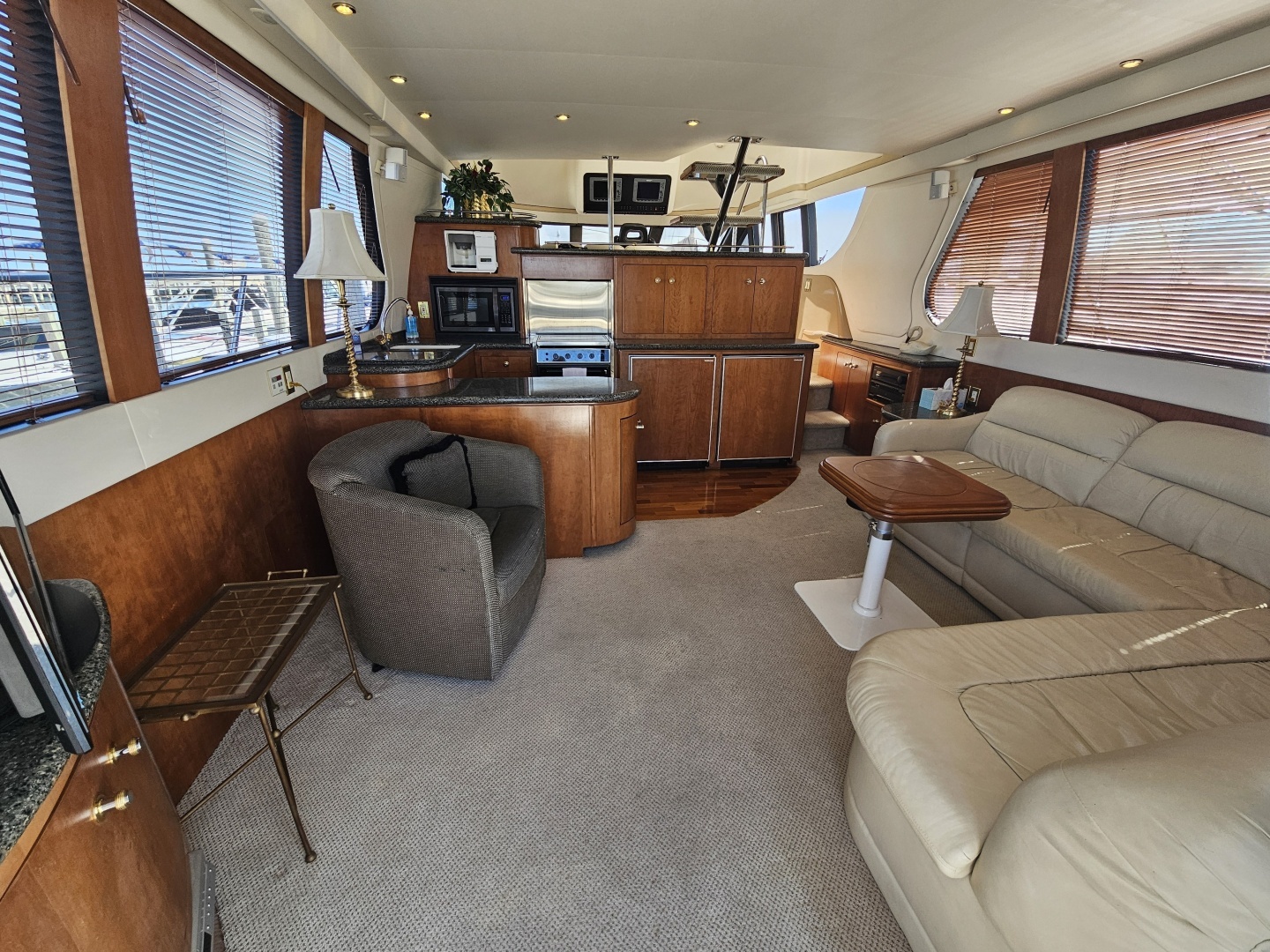 1999 Carver 530 Voyager - Image 4