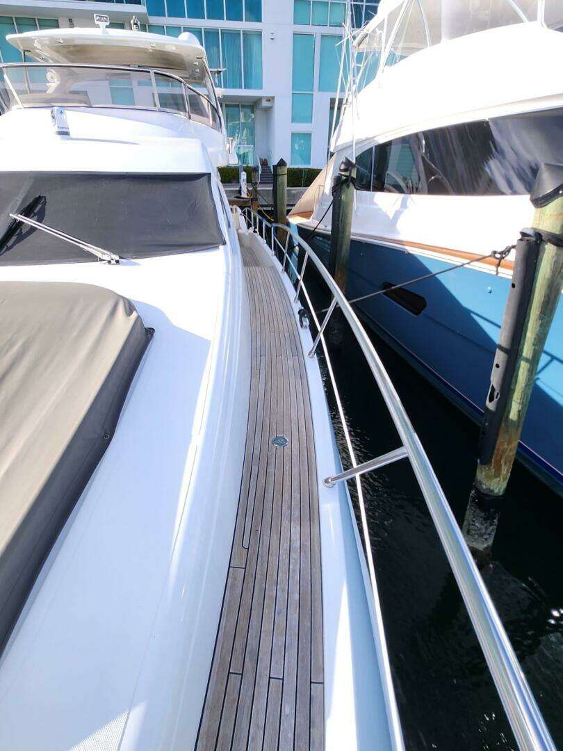 2014 Azimut Flybridge - Image 11
