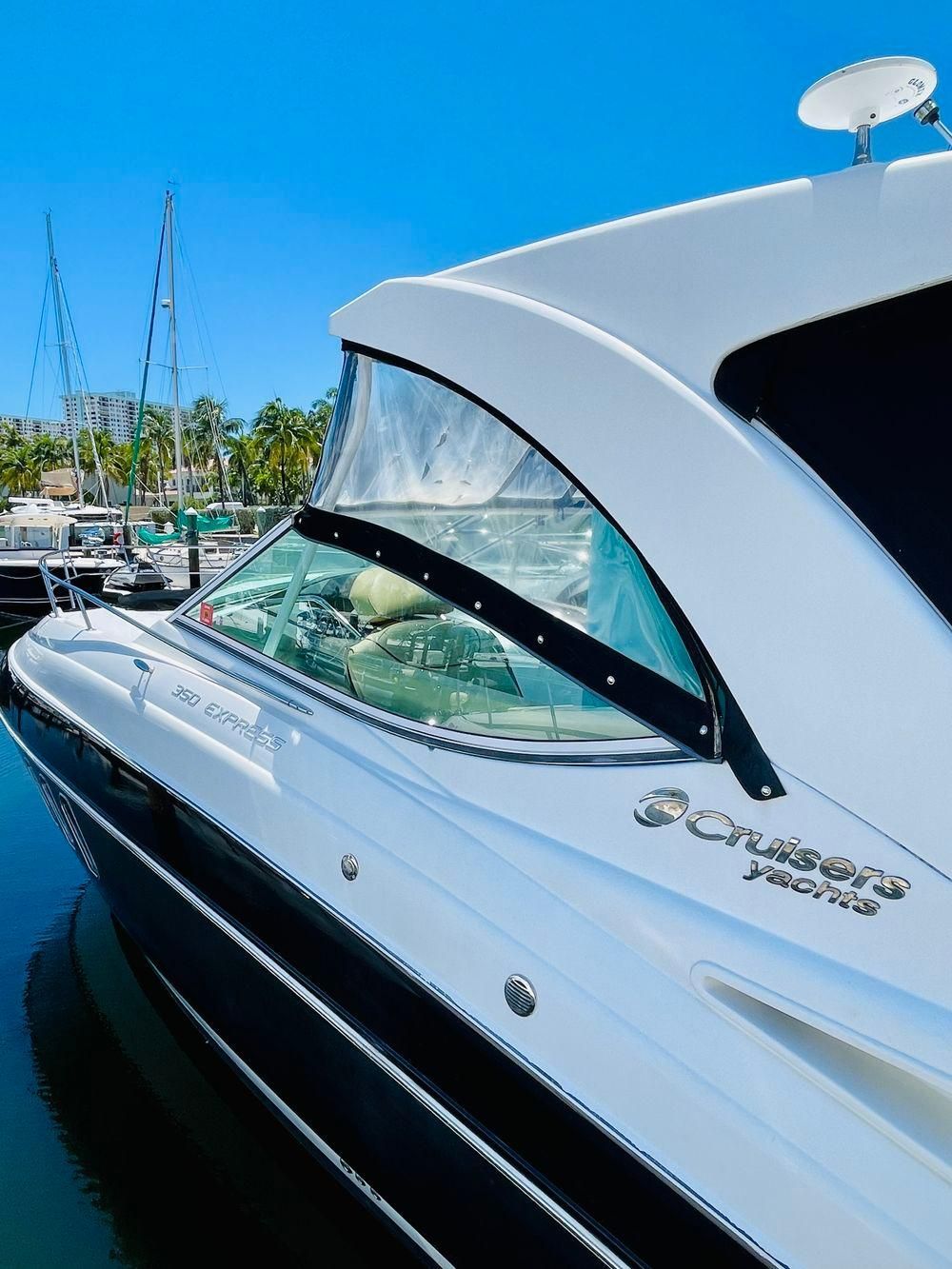 2012 Cruisers Yachts 350 Express - 6
