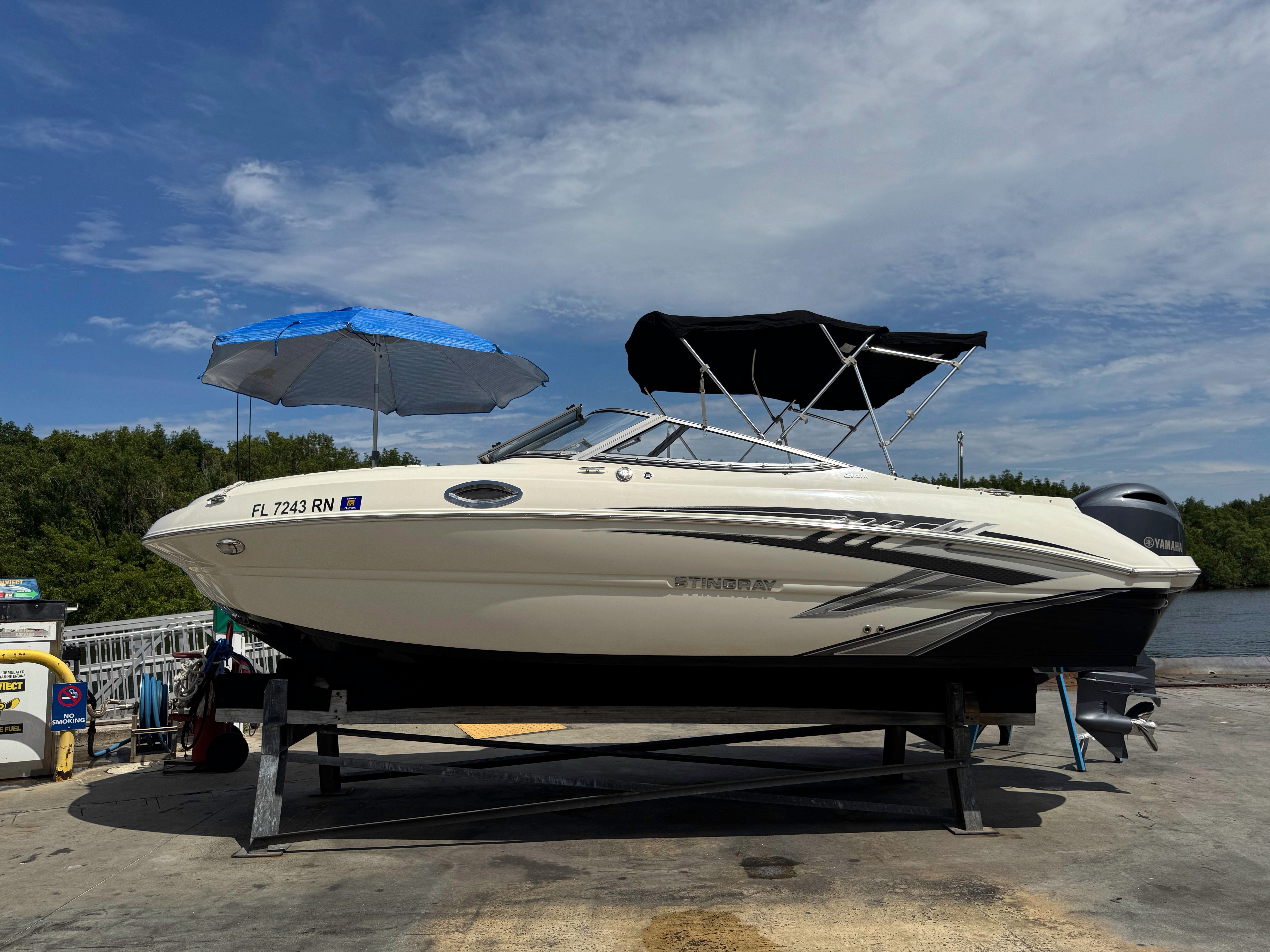 2017 Stingray 214 LR - 12