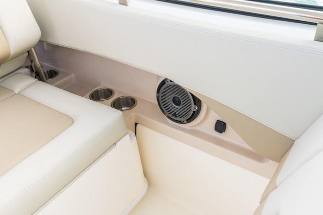 2026 Boston Whaler 240 Vantage - 3