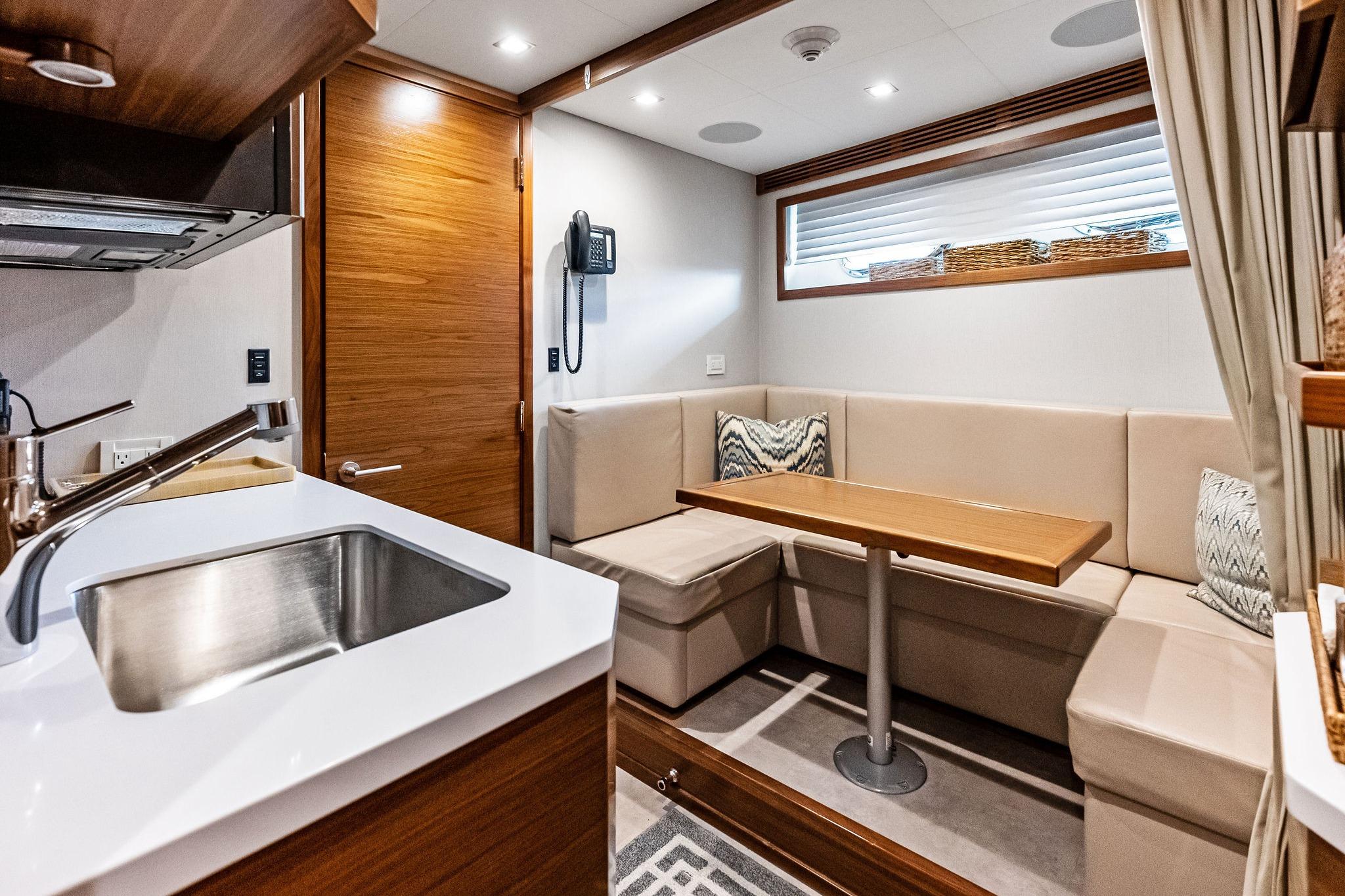 Crew Lounge settee