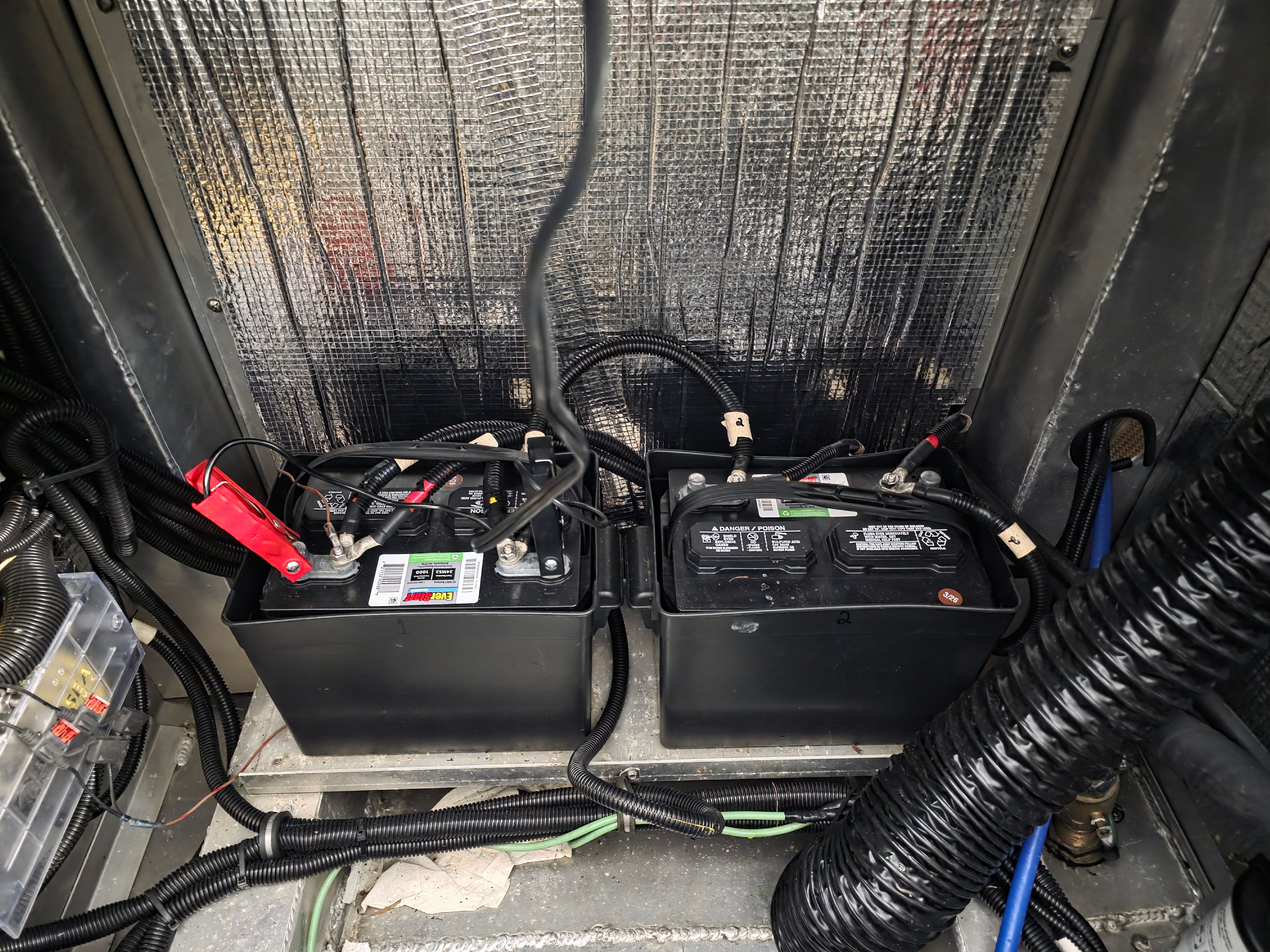 Batteries in Montara SURF BOSS 25 boat, year 2021.