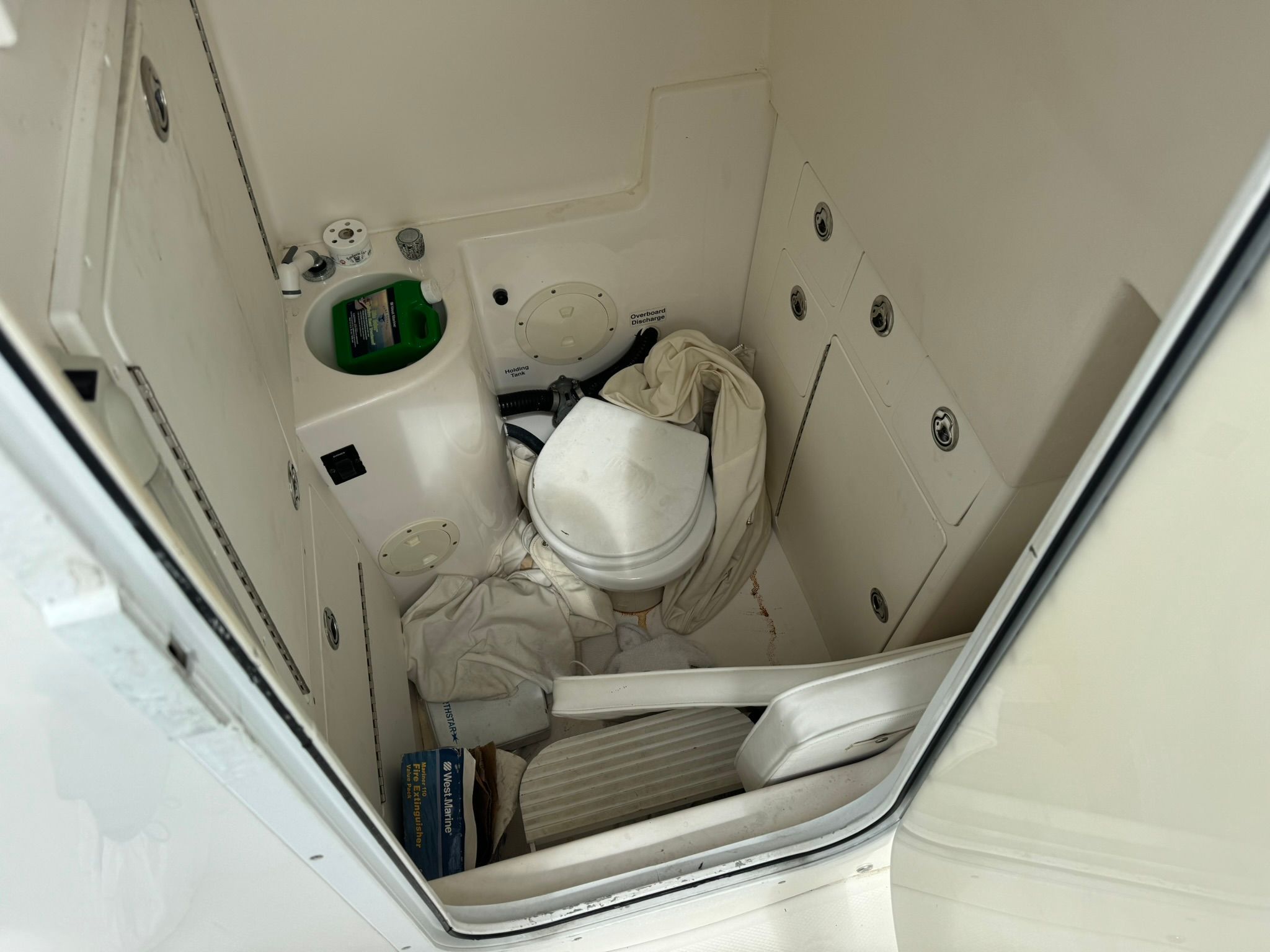 2004 Regulator 32 Forward Seating - 8
