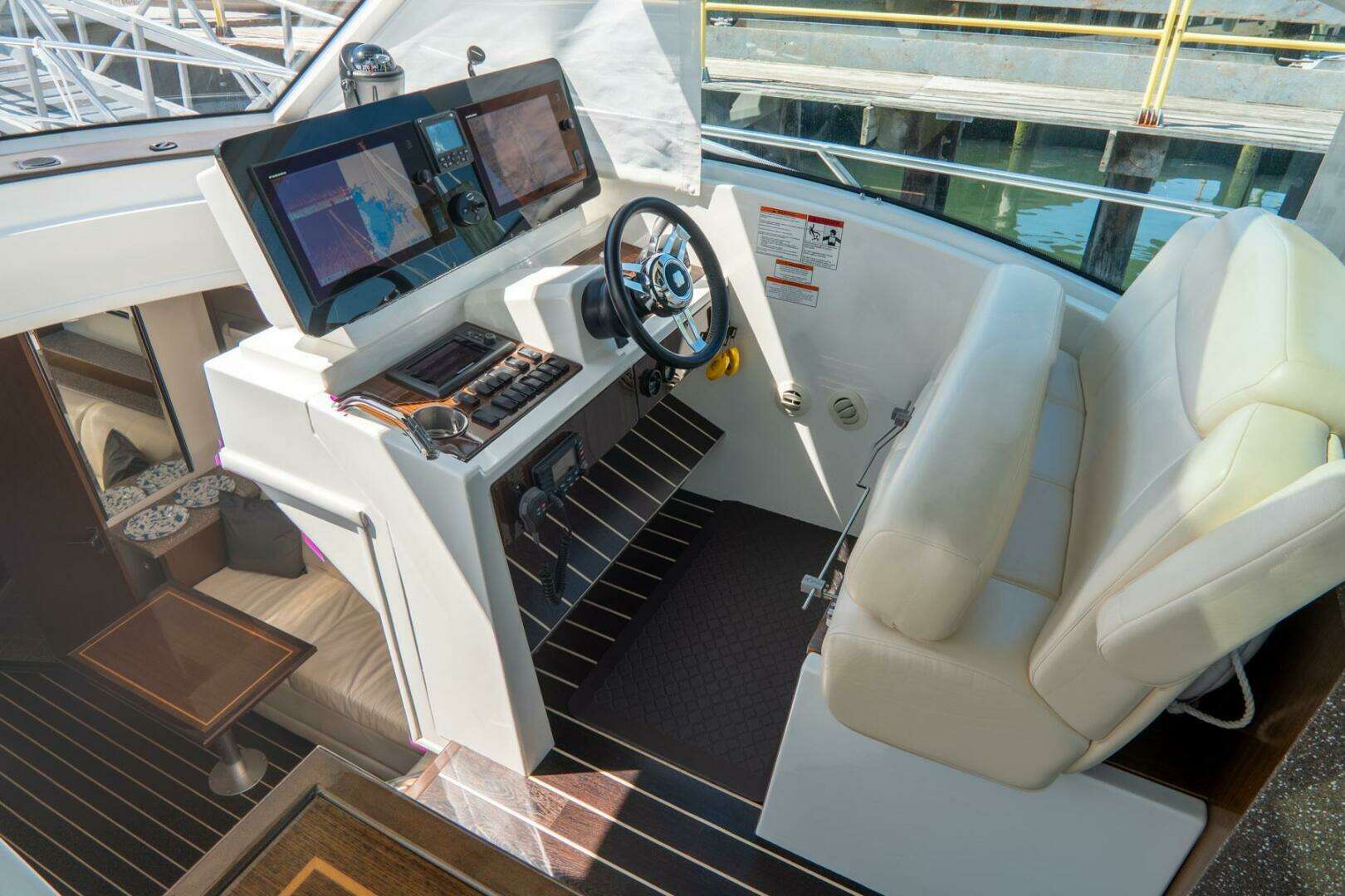 2013 Cruisers Yachts 48 Cantius - Image 17