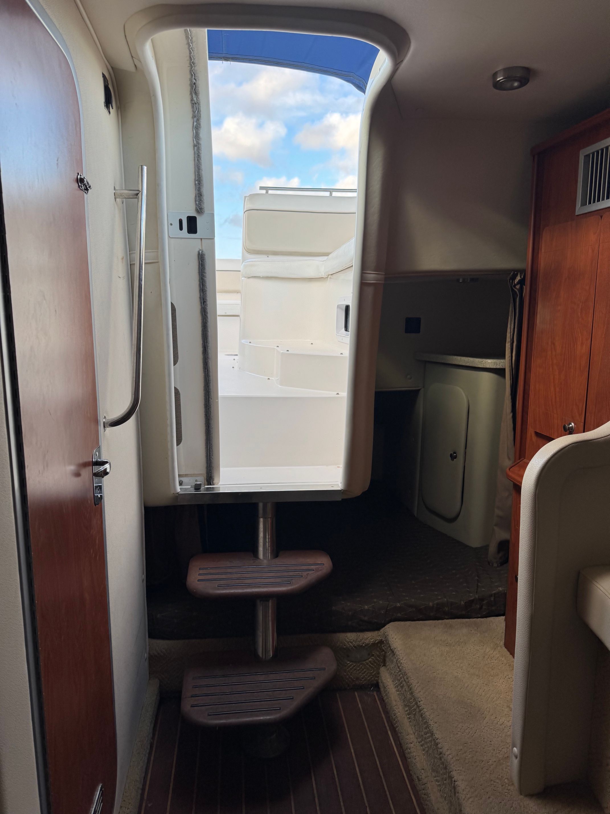 2007 Rinker 300 Express Cruiser - 9