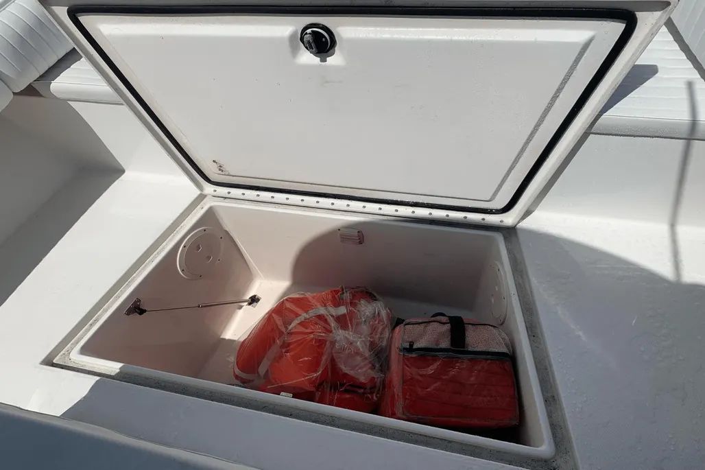 2004 Regulator 32 Forward Seating - 12
