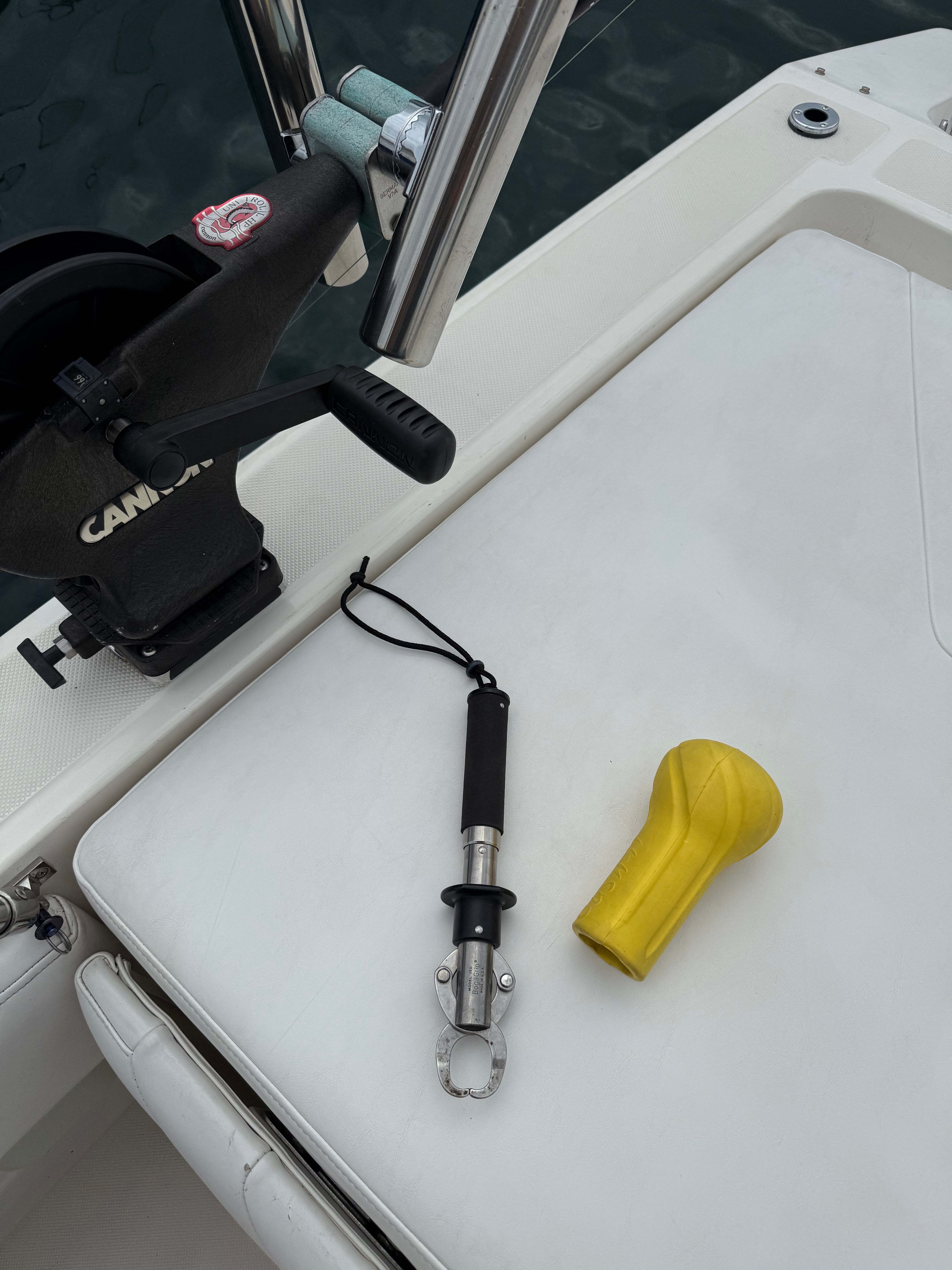 Fishing gear on a 1999 Fountain 32 Sport Fish Cruiser.