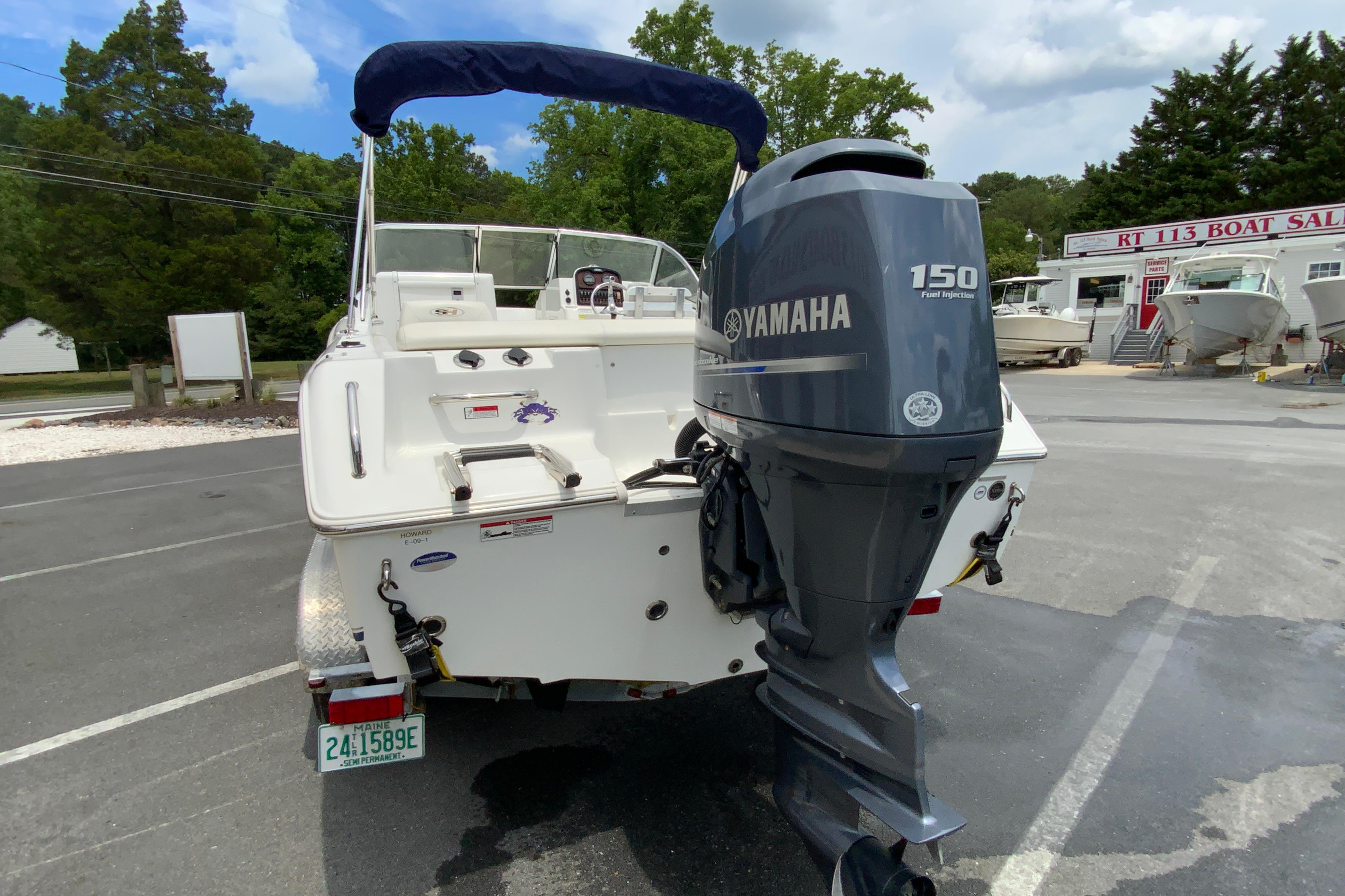 2014 Sea Hunt Escape 211 LE boat with Yamaha 150 engine at dealership.