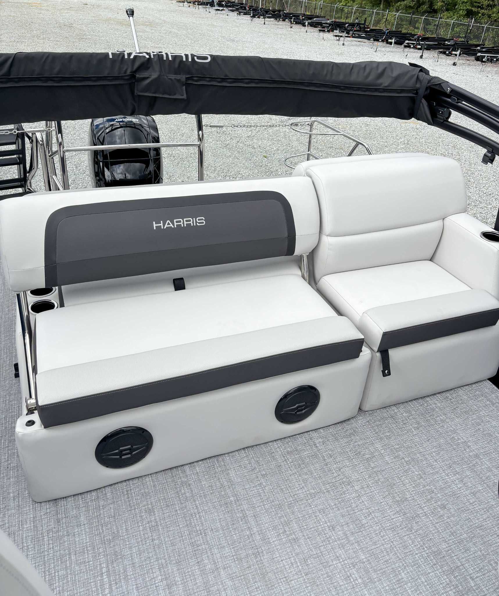 Harris Cruiser 230 SLDH 2026, luxurious seating on boat.