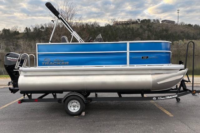 2026 Sun Tracker Party Barge 16 DLX