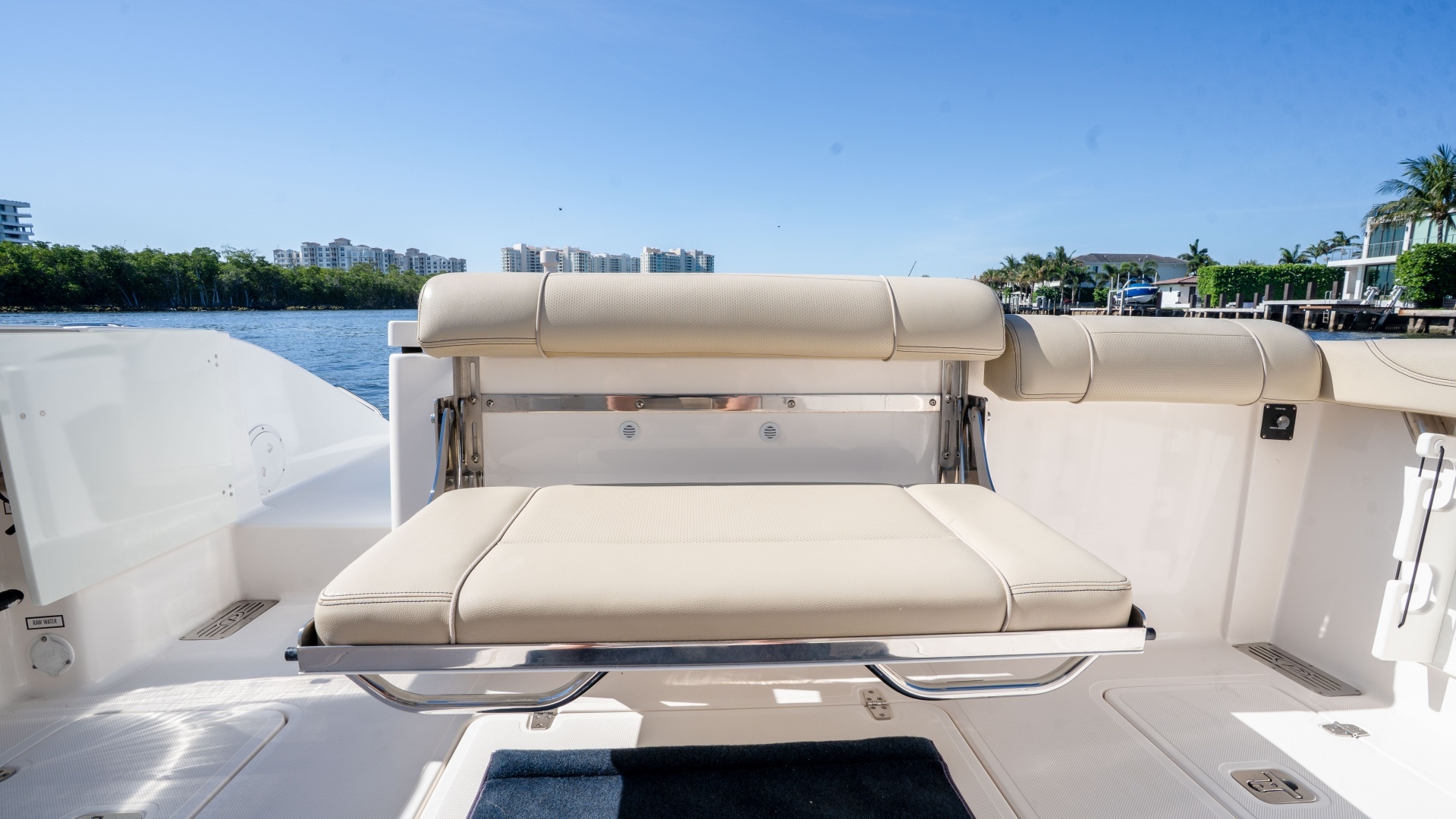 2018 Pursuit 325 OS - Image 15