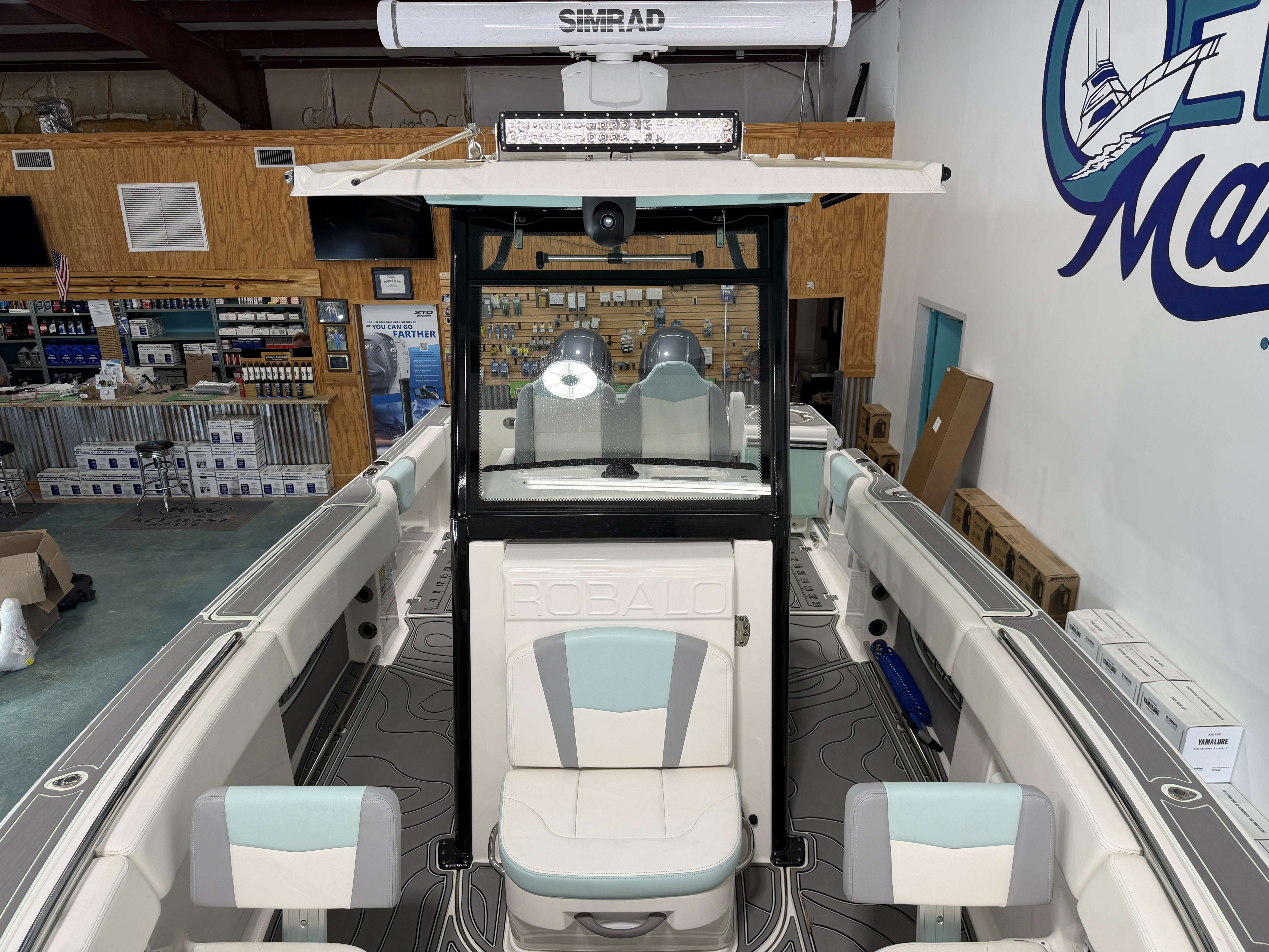 2023 Robalo R250 Center Console - 35
