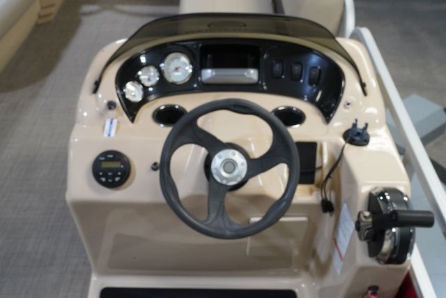 2017 Sun Tracker Party Barge 18 DLX - 16