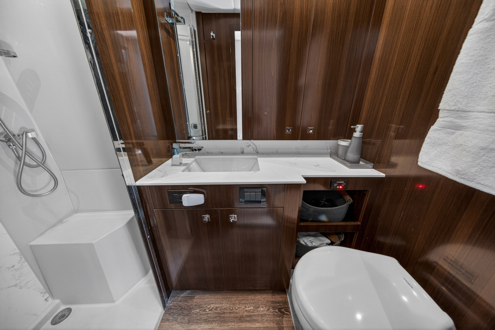 2023 Cruisers Yachts 50 CANTIUS - Image 91