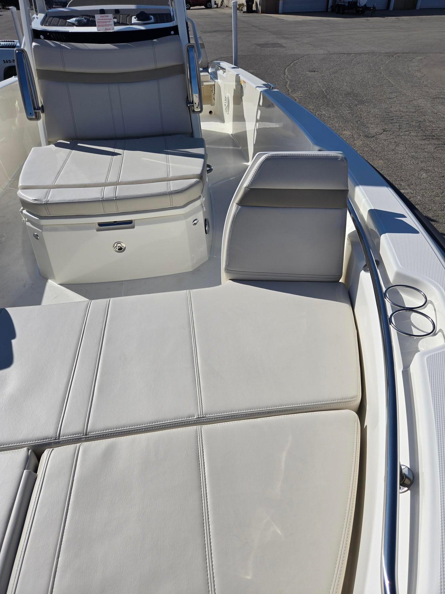 2025 Boston Whaler 250 Dauntless - 9