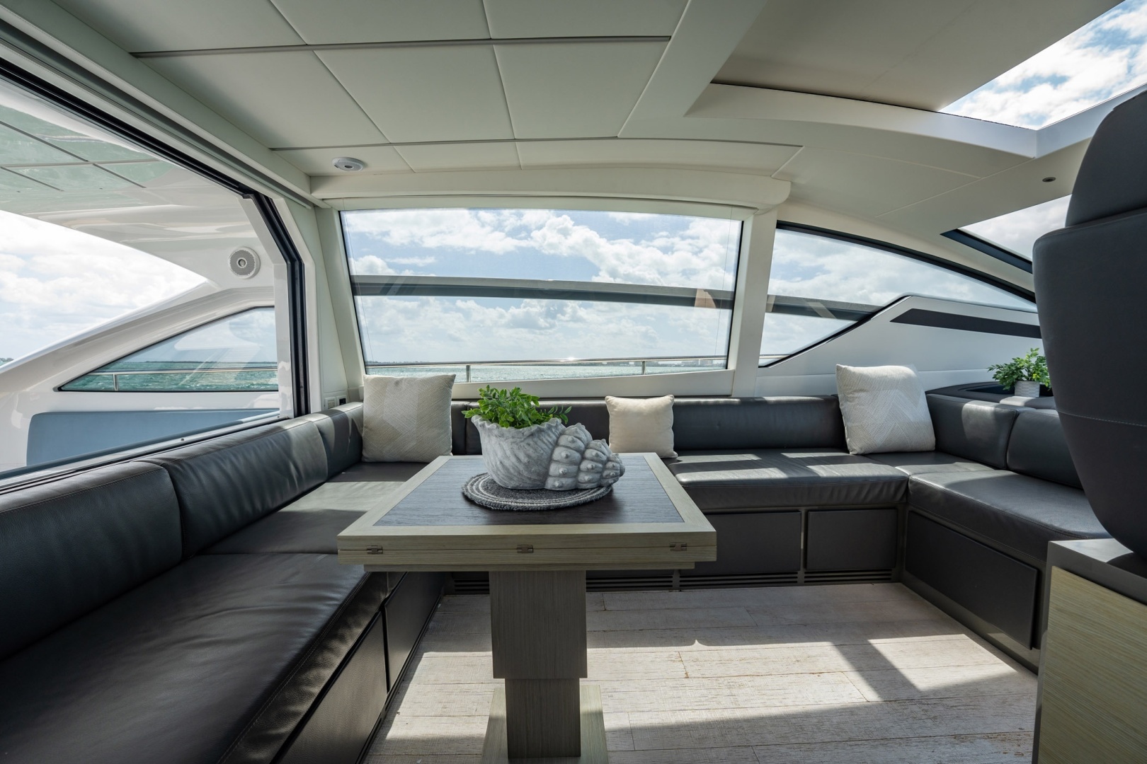 2020 Pershing 62 - Image 29