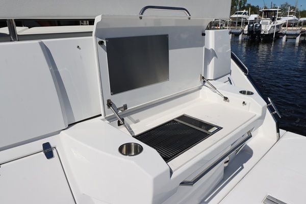 2023 Cruisers Yachts Cantius50 - 4