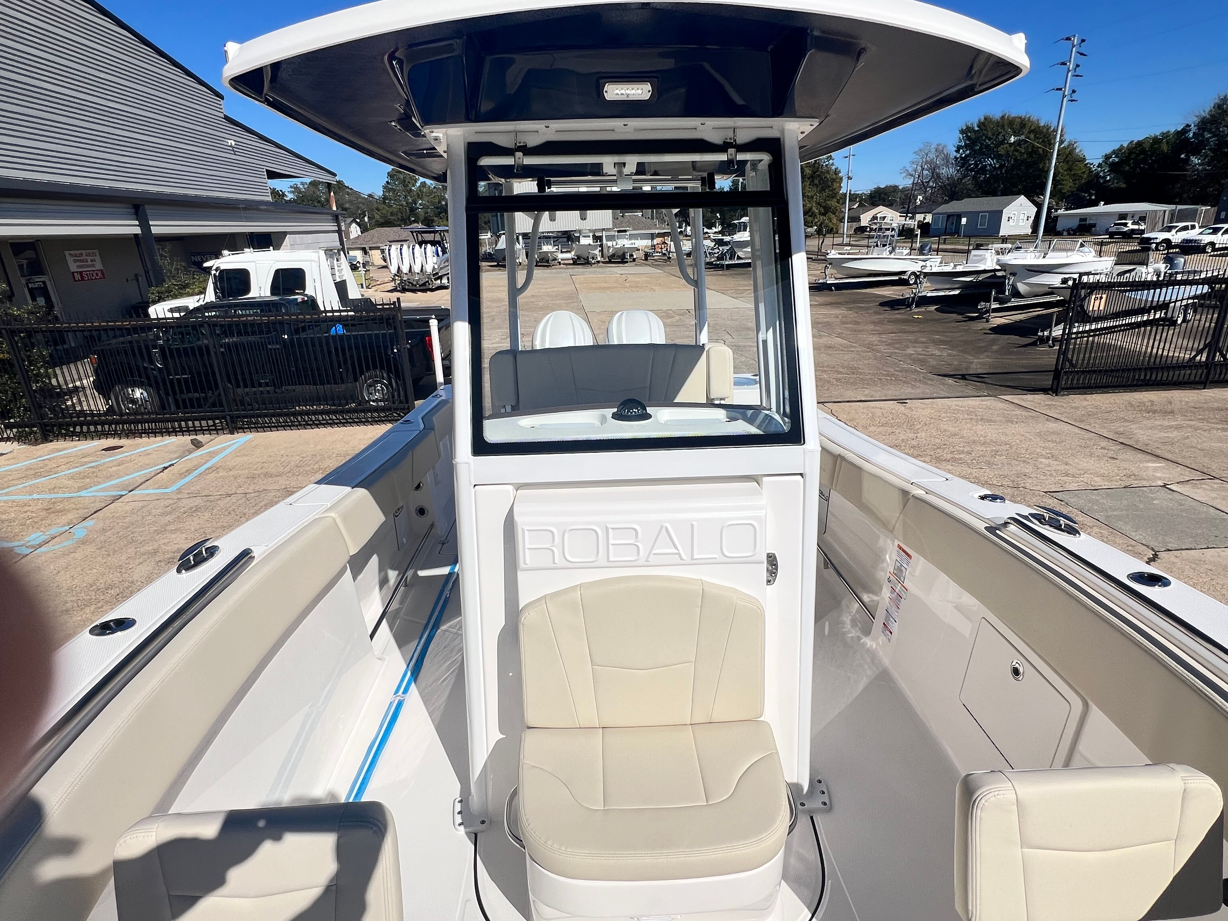 2026 Robalo R270 Center Console - 18