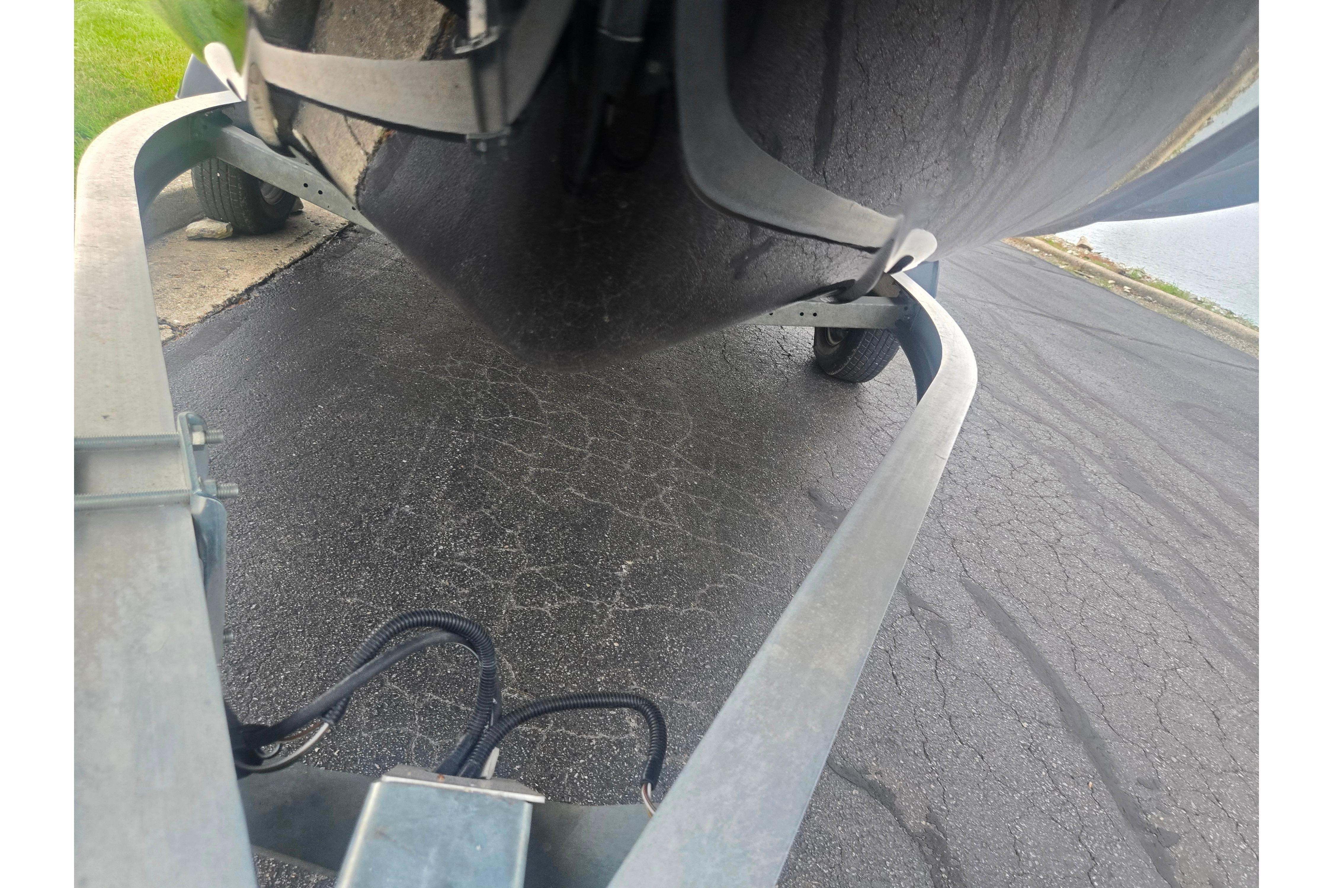 2022 Yamaha Boats 195 FSH Sport on trailer, showing hull and trailer details.