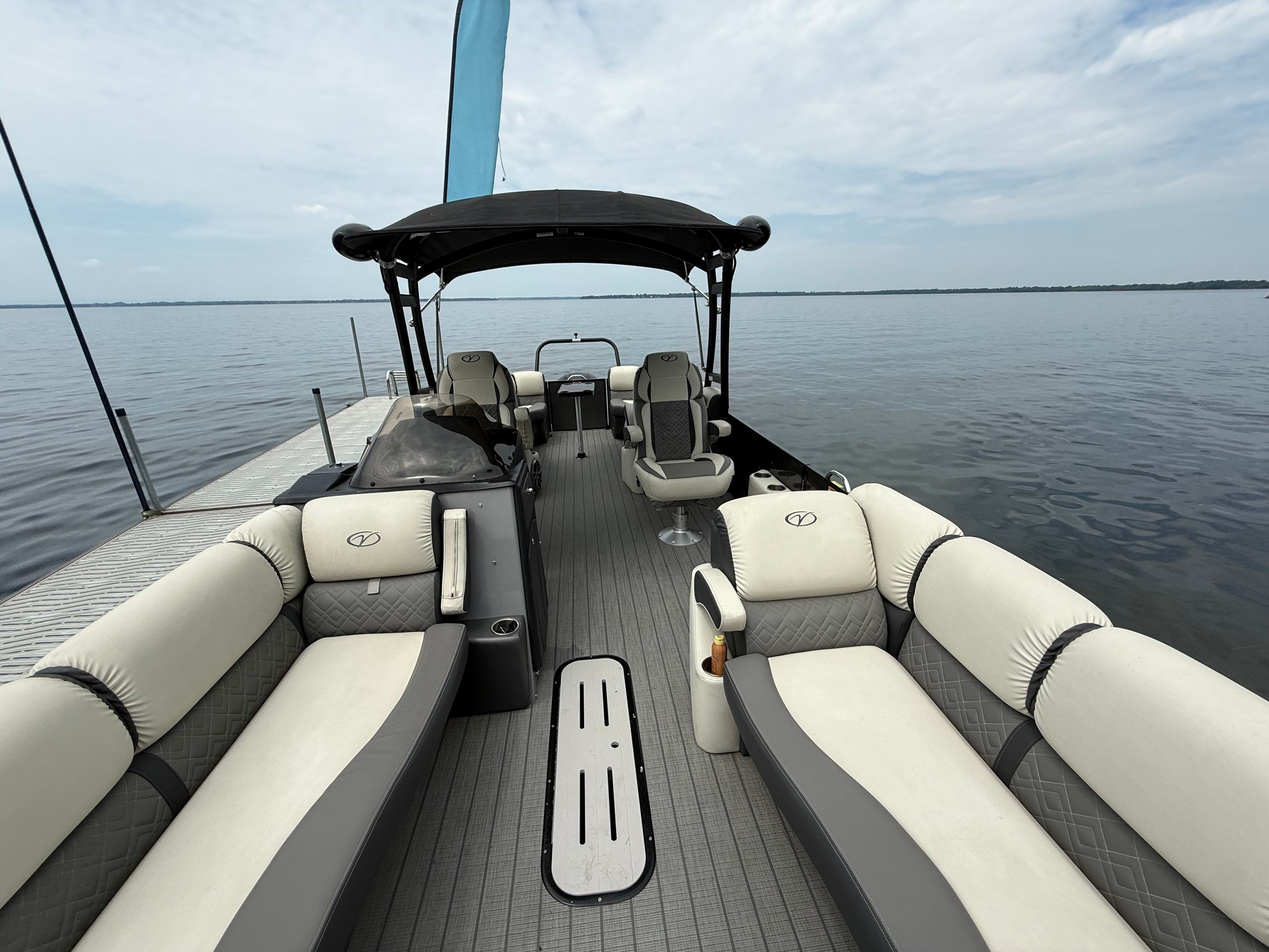 The image shows a 2024 Veranda VP 25RCT pontoon boat on calm water.
