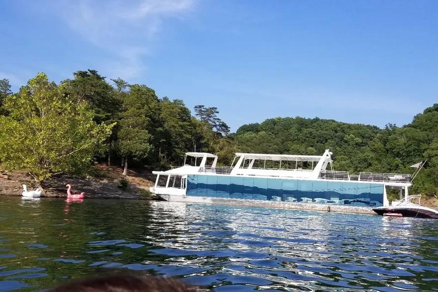 2012 Thoroughbred Houseboat 21x103