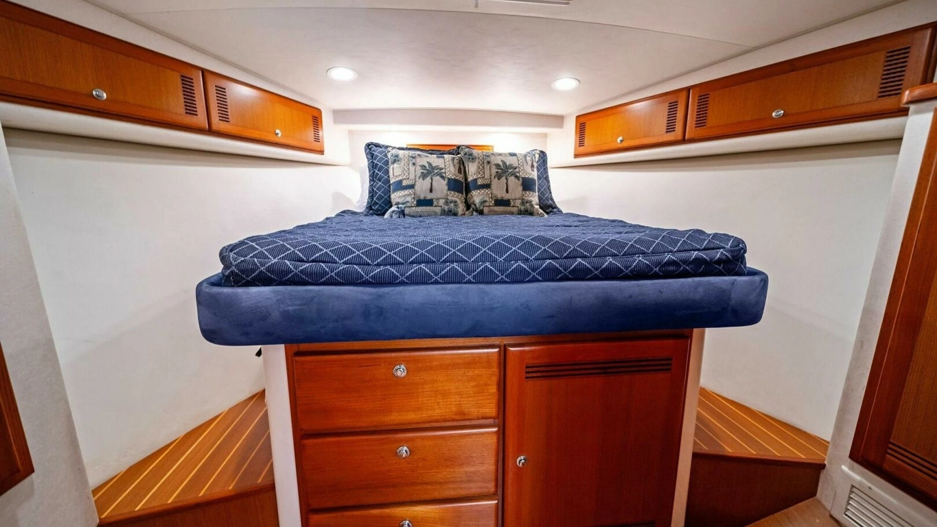 2005 Cabo 40 Express - Image 5