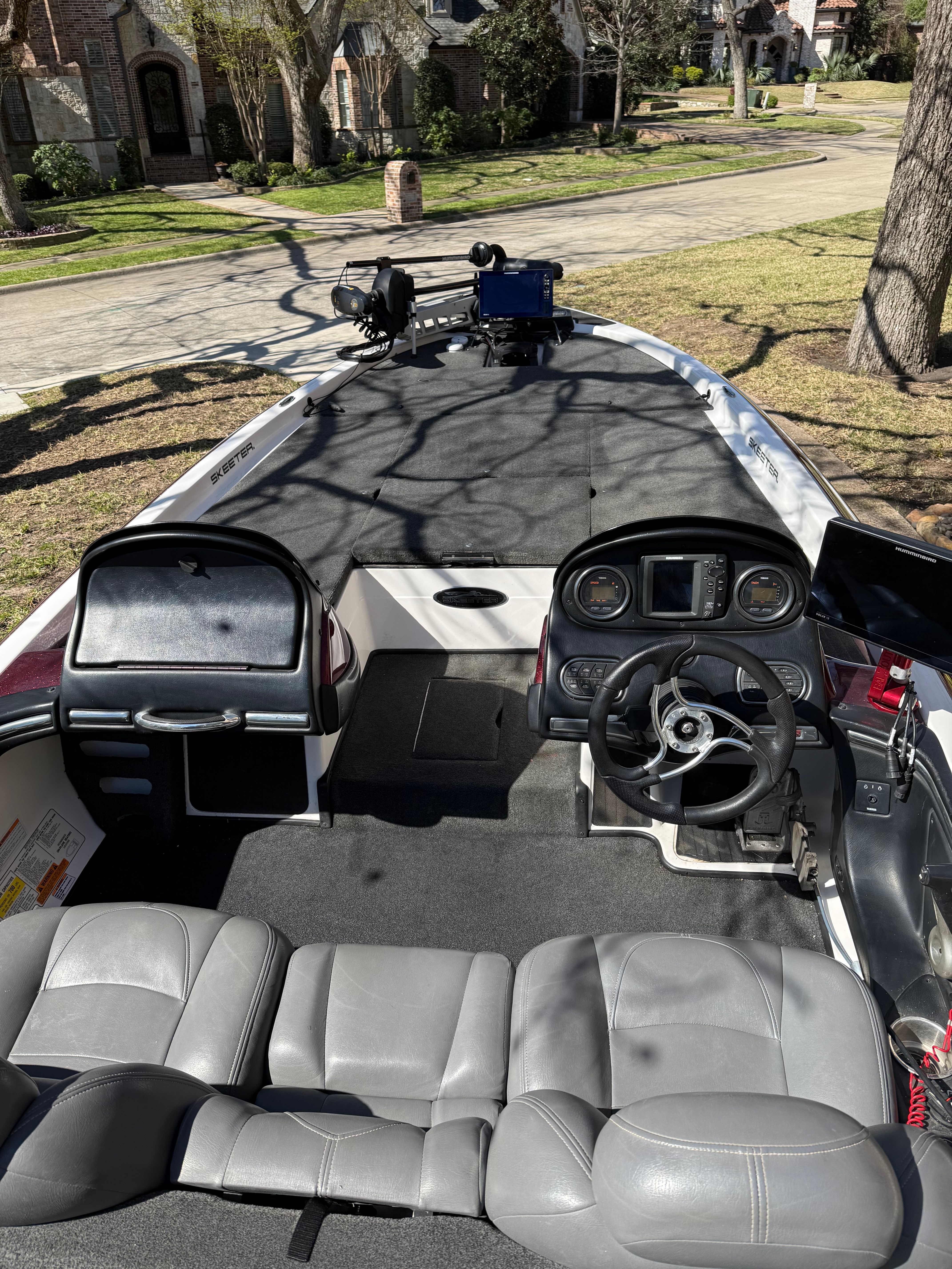 Interior view of a 2008 Skeeter 21i boat with gray seats.