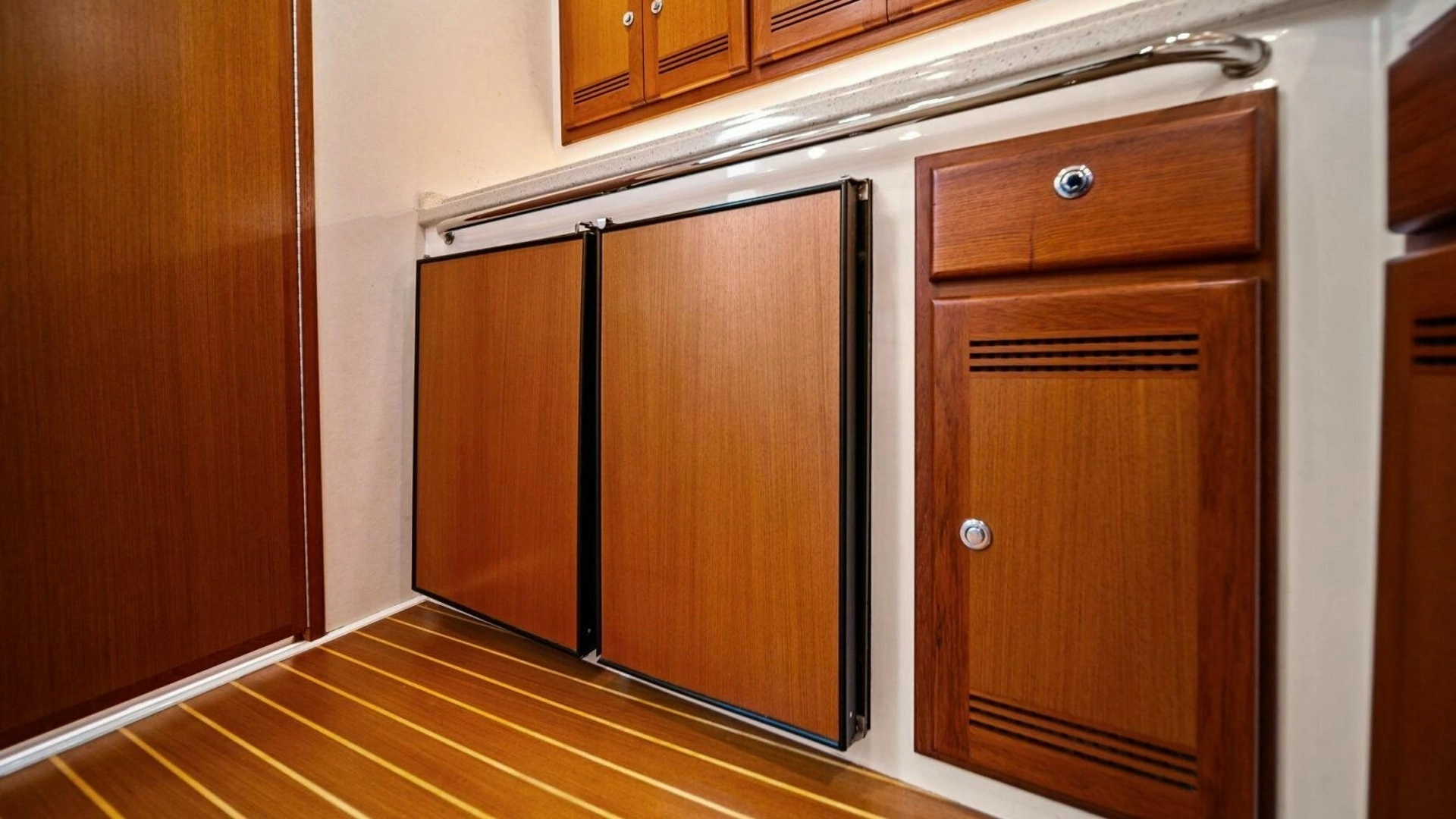2005 Cabo 40 Express - Image 53