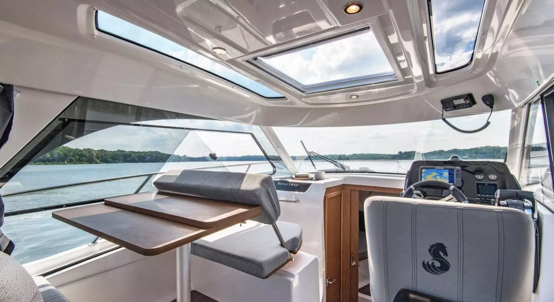 2025 Beneteau Antares 9 - Image 10