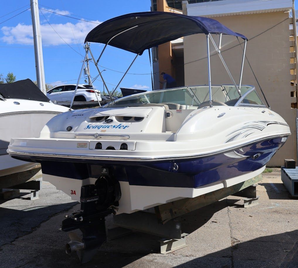 2006 Sea Ray Sun Deck 200 boat on a trailer.