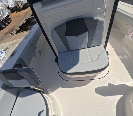 2026 Robalo Cayman 246 - 27