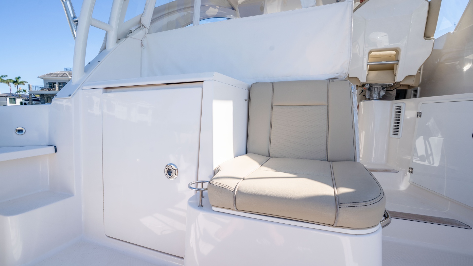 2018 Pursuit 325 OS - Image 19