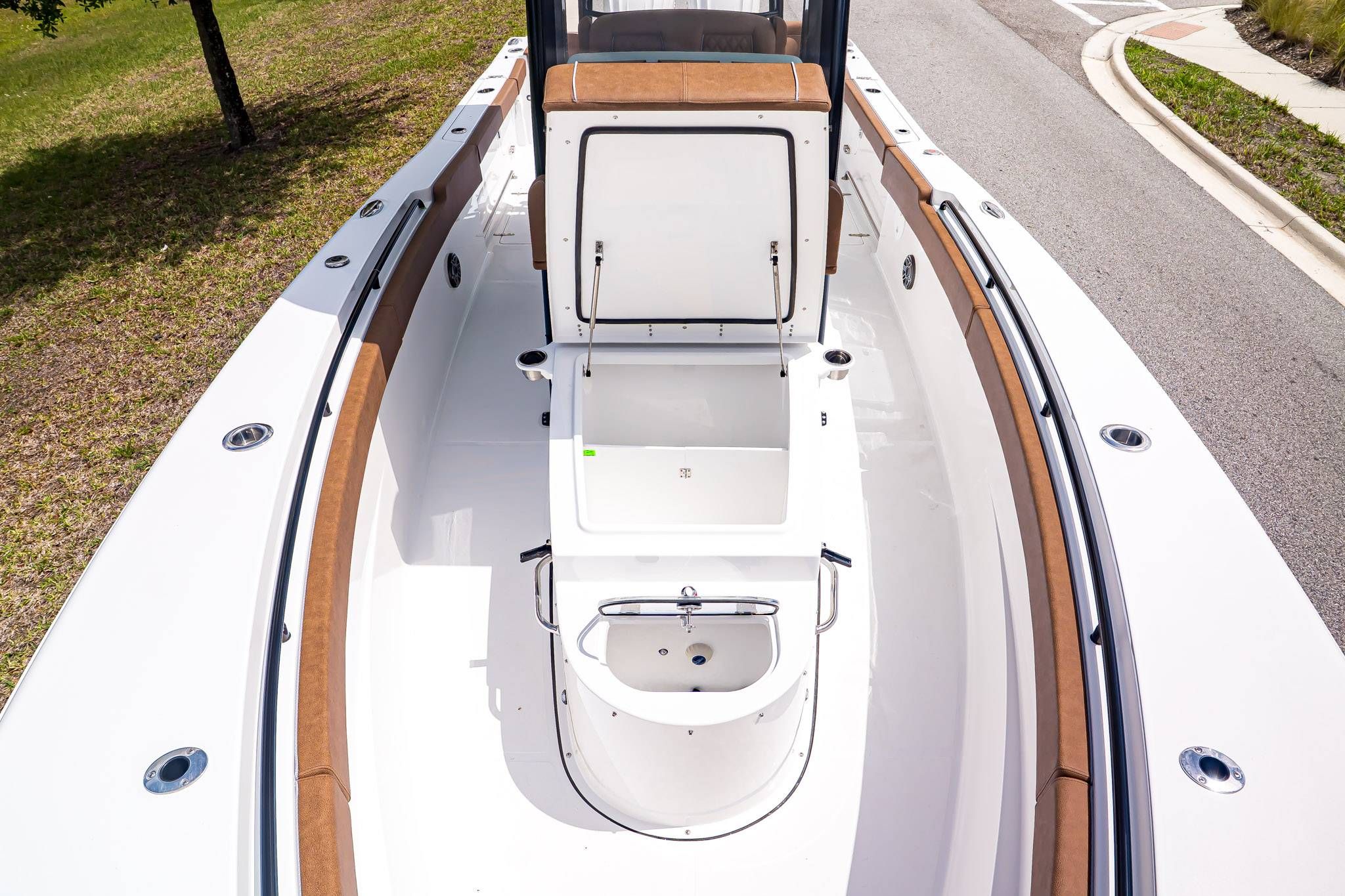 Sea Hunt ULTRA 285CB 2026 with open storage and seating area.