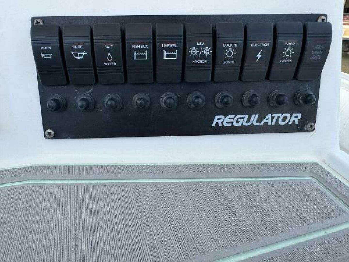 2005 Regulator 23 Center Console - Image 24