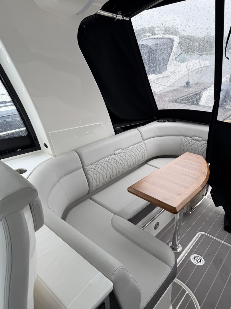 2022 Sea Ray 370 Sundancer - Image 5