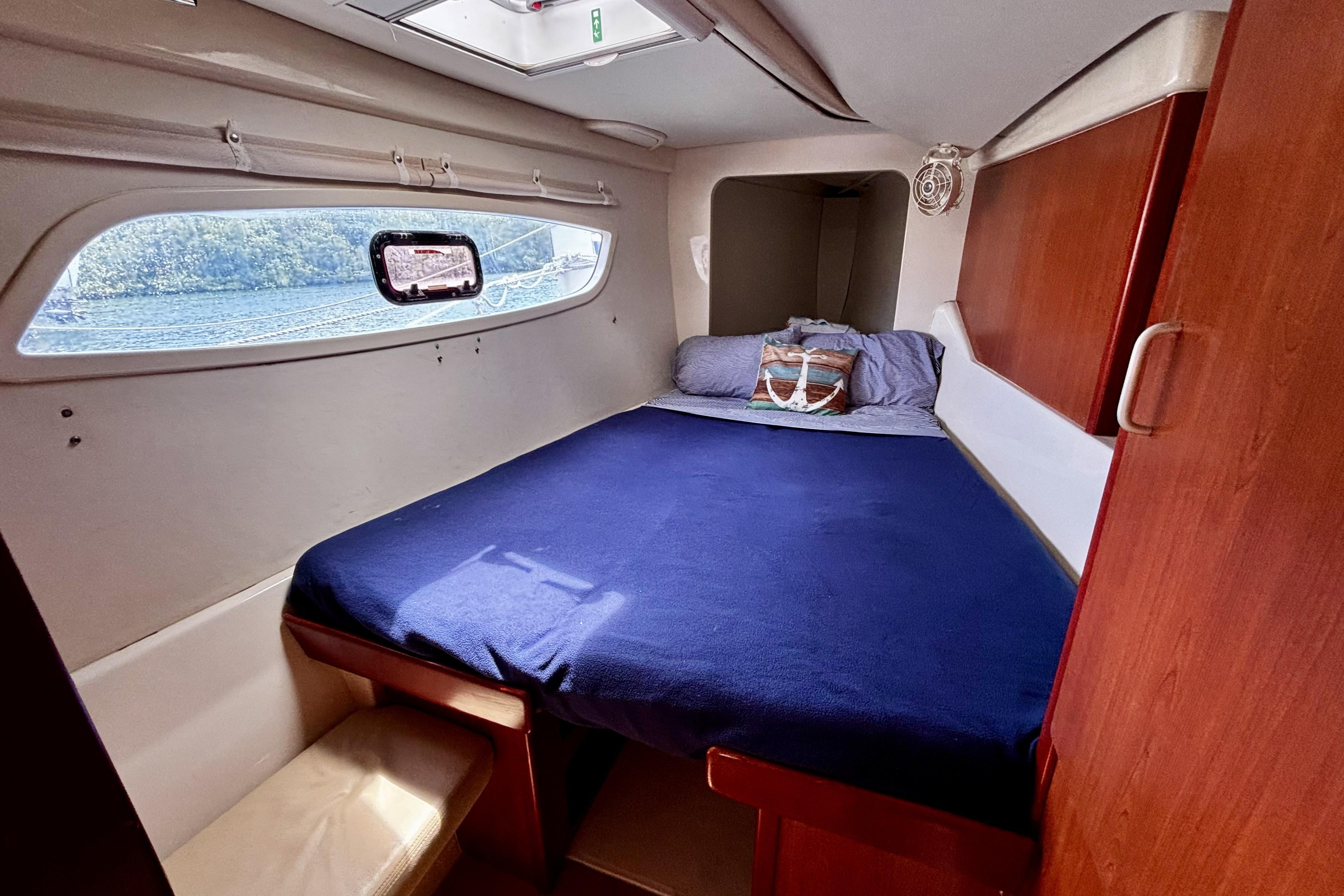 2012 Catamaran Leopard 44 cabin