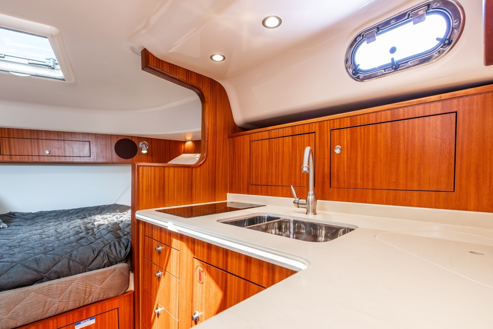 2016 Pursuit OS 385 Offshore - Image 27