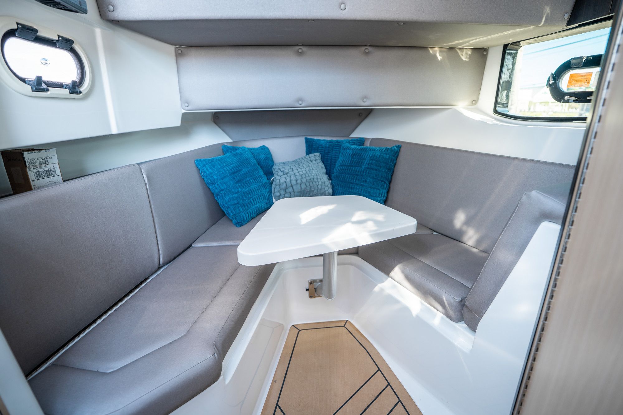 2026 Hurricane SunDeck 3200 OB - 28