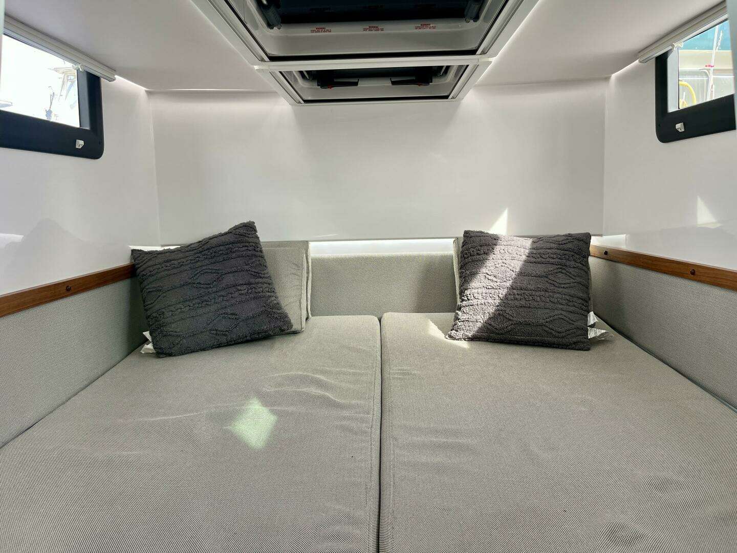 2018 Axopar 37 Sport Cabin R - Image 22